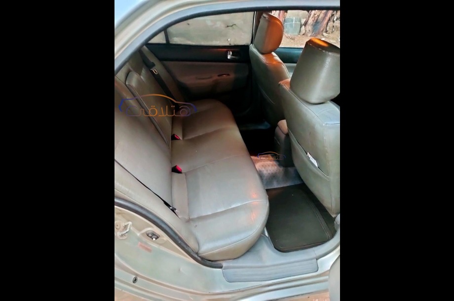 Lancer Puma Mitsubishi ذهبي