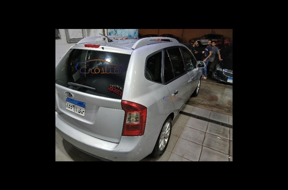 Carens Kia فضي