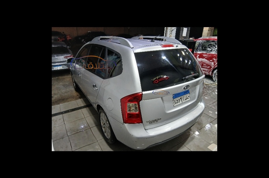 Carens Kia فضي
