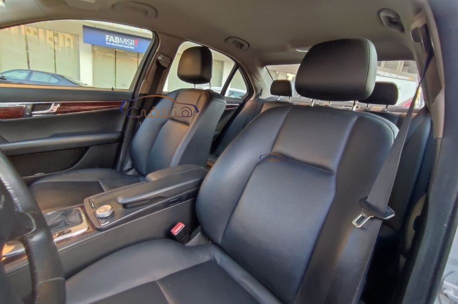 C 180 Mercedes فضي