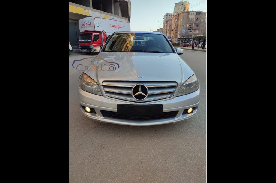 C 180 Mercedes فضي