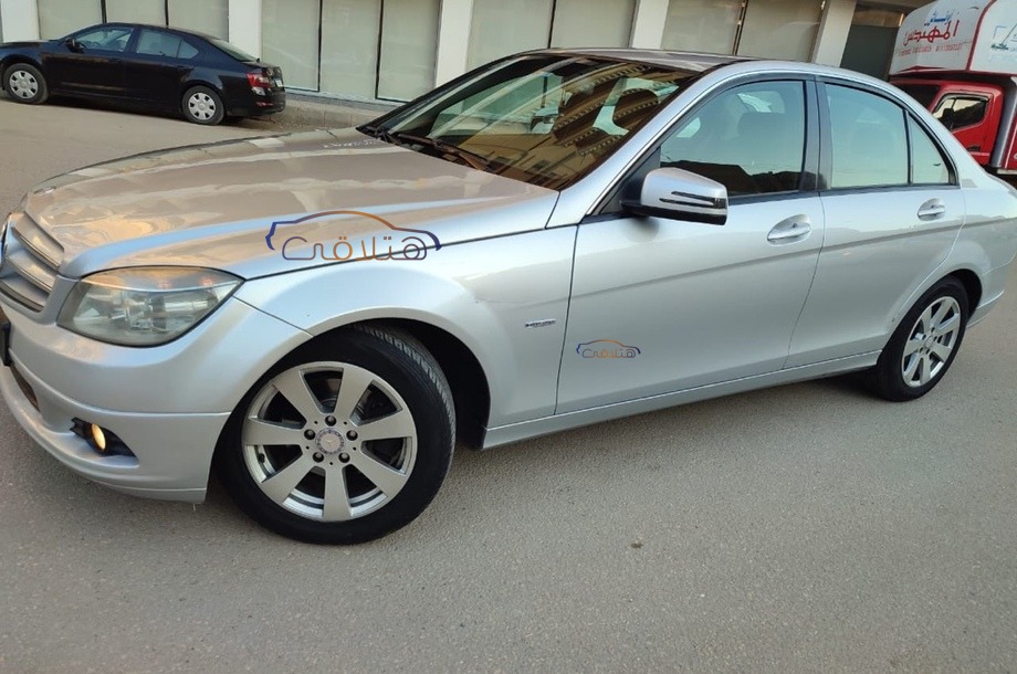 C 180 Mercedes فضي