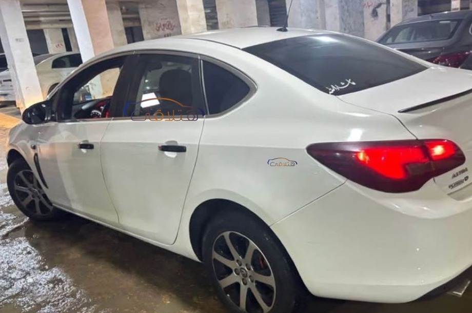 Astra Opel أبيض