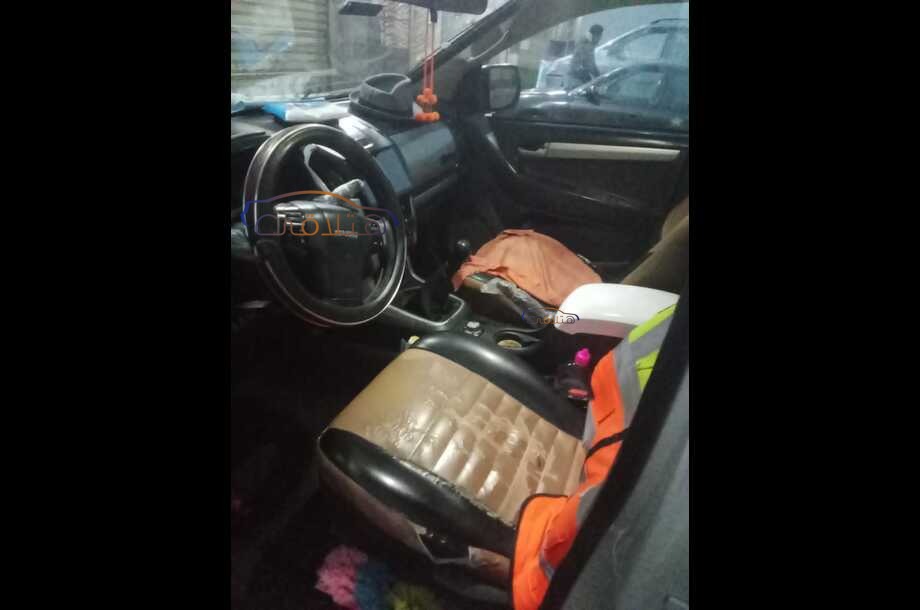 D max Isuzu أبيض