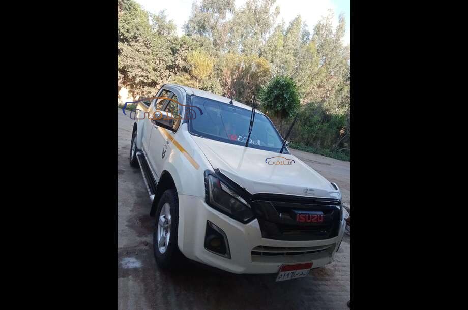 D max Isuzu أبيض