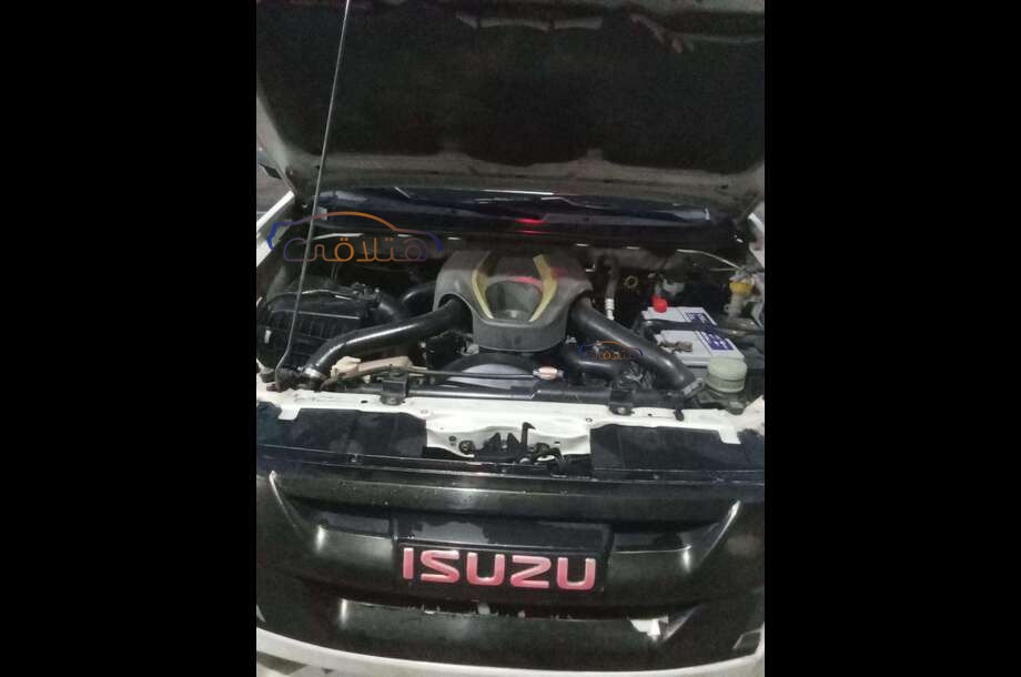D max Isuzu أبيض