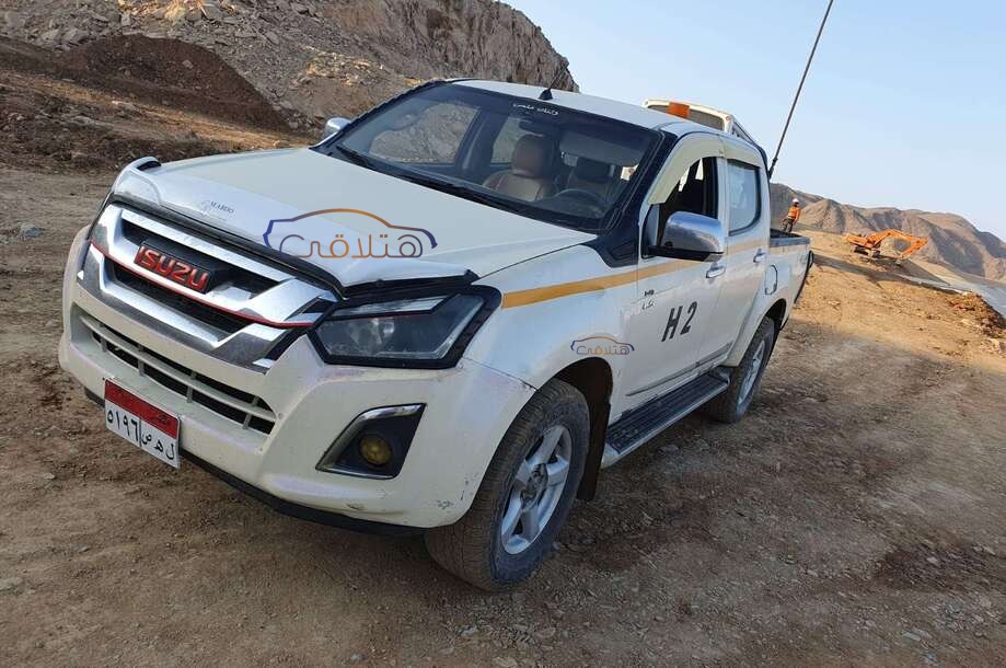D max Isuzu أبيض