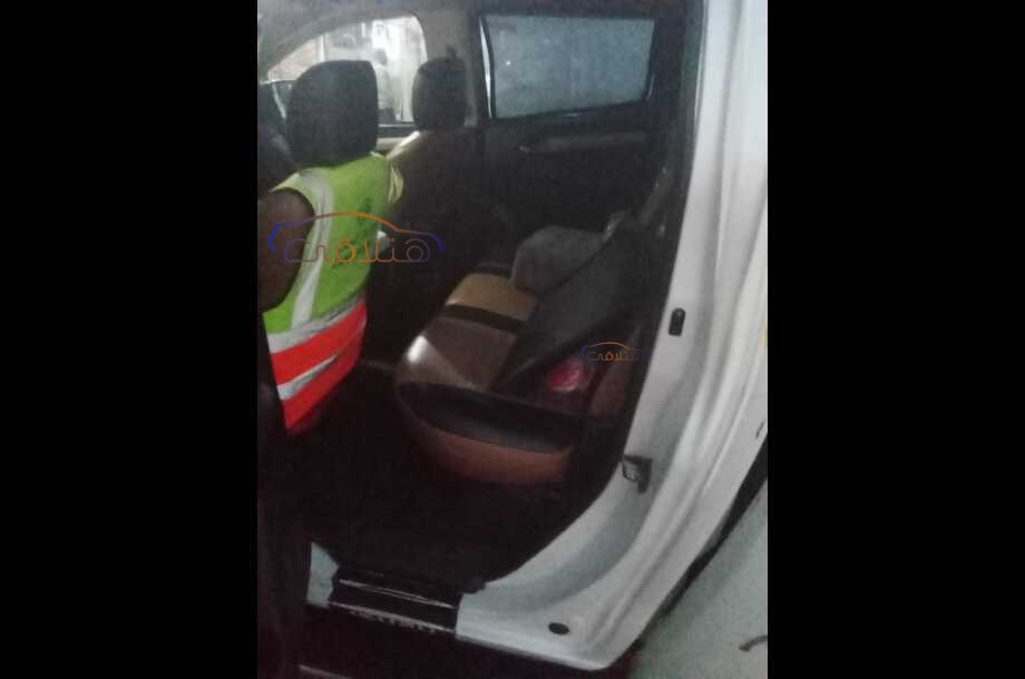 D max Isuzu أبيض