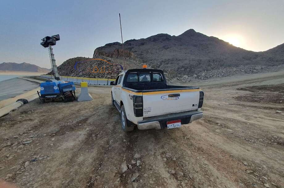 D max Isuzu أبيض