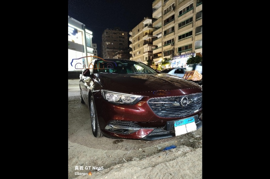 Insignia Opel احمر غامق