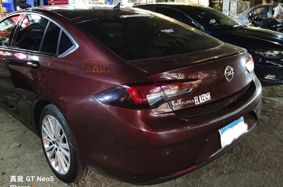 Insignia Opel احمر غامق