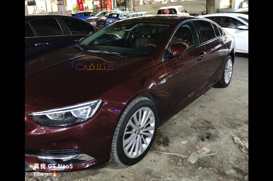 Insignia Opel احمر غامق