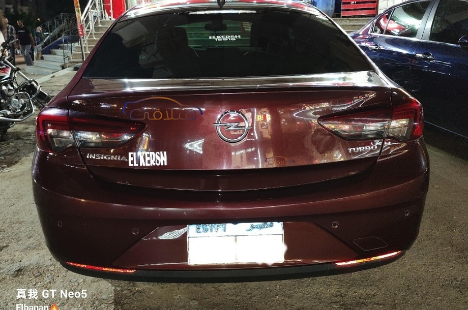 Insignia Opel احمر غامق