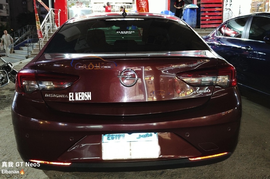 Insignia Opel احمر غامق