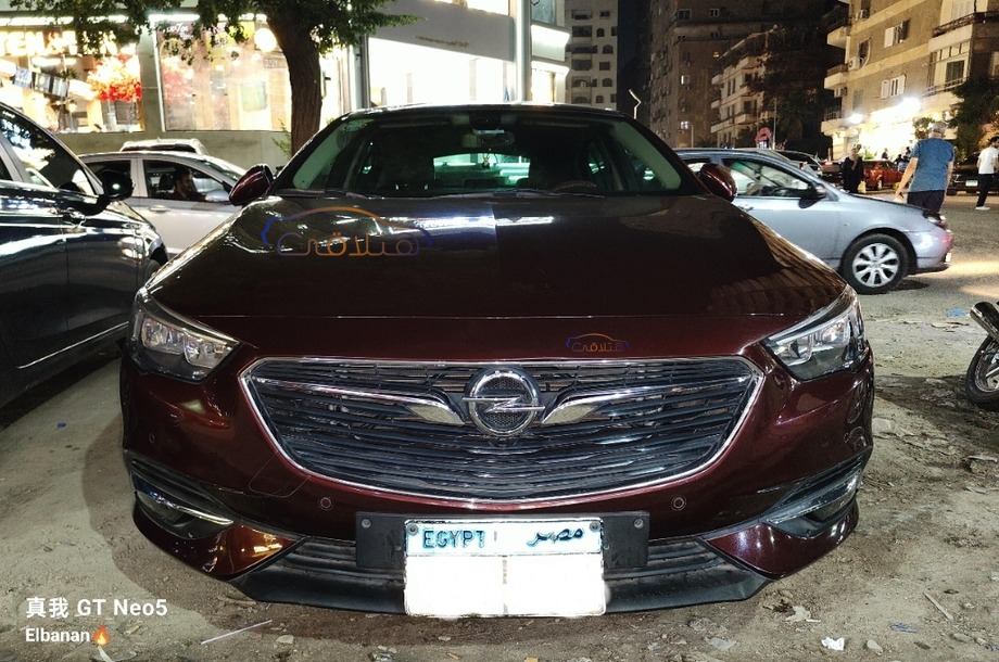 Insignia Opel احمر غامق