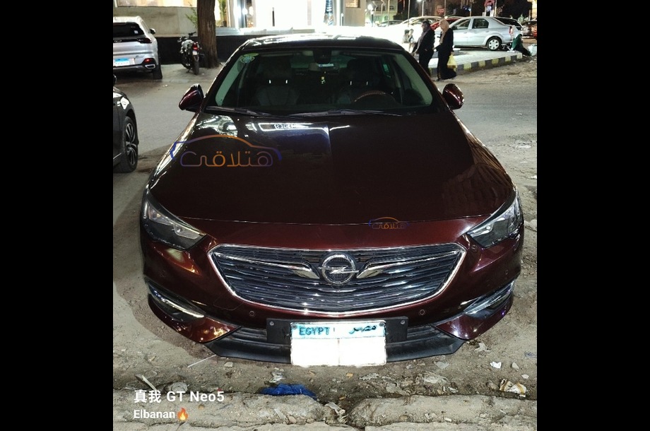 Insignia Opel احمر غامق