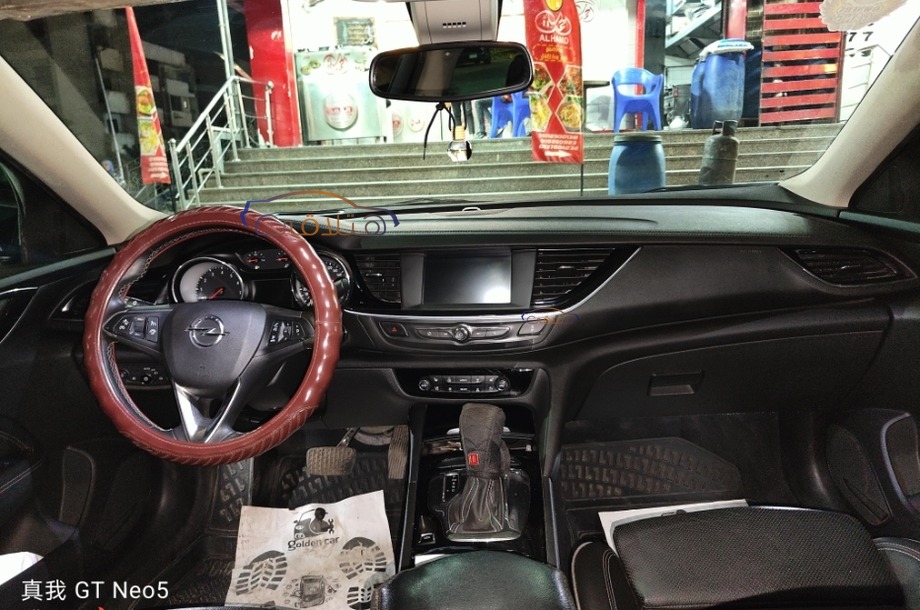 Insignia Opel احمر غامق