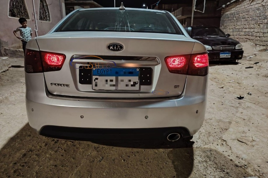 Forte Kia فضي