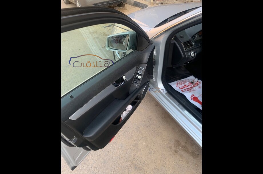 C 180 Mercedes فضي