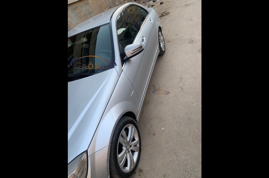 C 180 Mercedes فضي