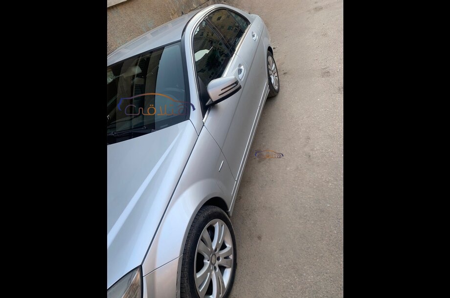 C 180 Mercedes فضي