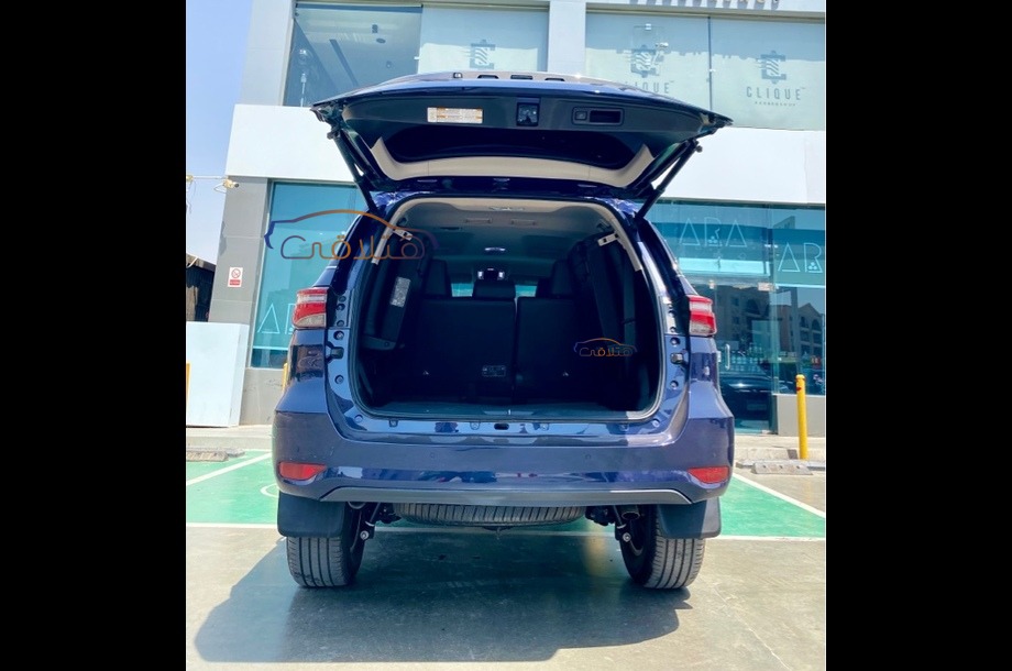 Fortuner Toyota الأزرق الداكن