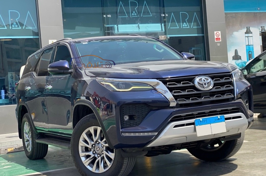 Fortuner Toyota الأزرق الداكن
