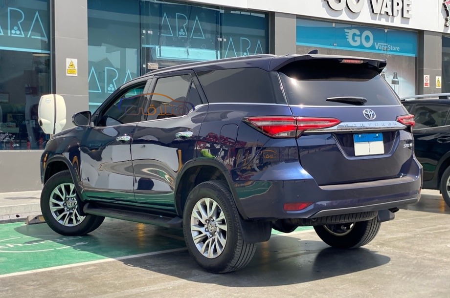 Fortuner Toyota الأزرق الداكن