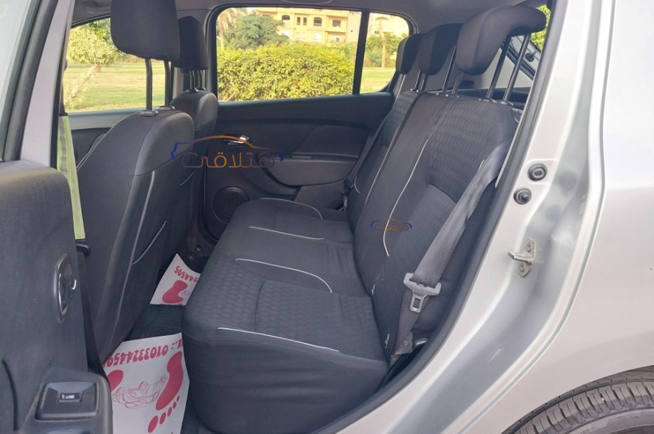 Sandero Renault فضي