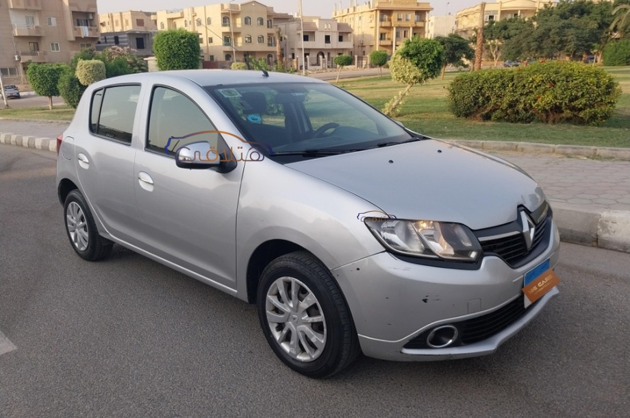Sandero Renault فضي
