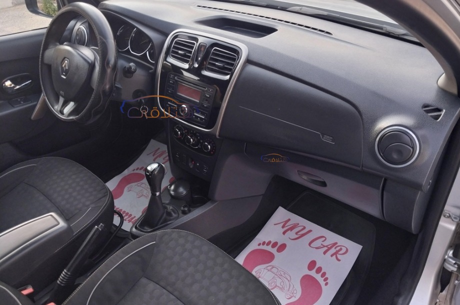 Sandero Renault فضي