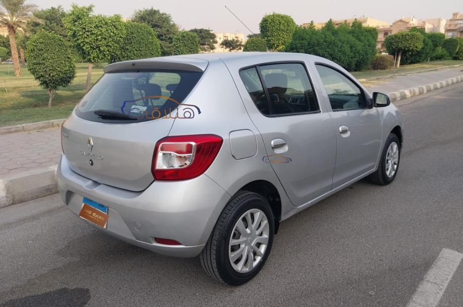 Sandero Renault فضي