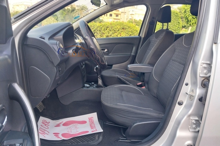 Sandero Renault فضي