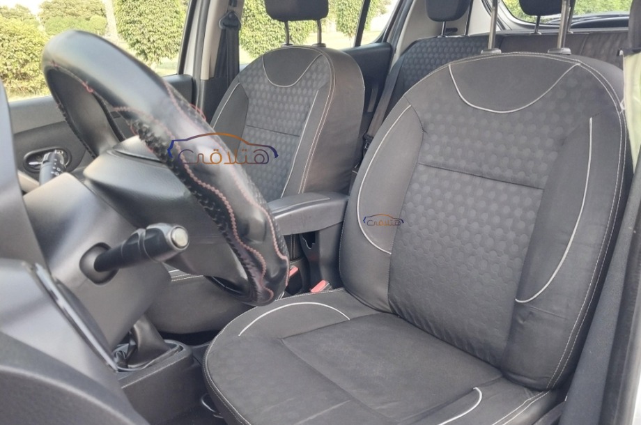 Sandero Renault فضي