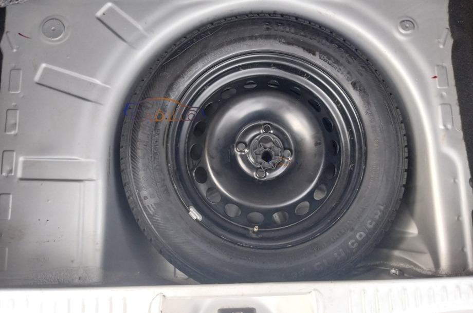 Sandero Renault فضي