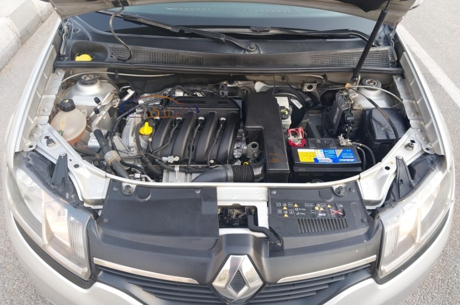 Sandero Renault فضي