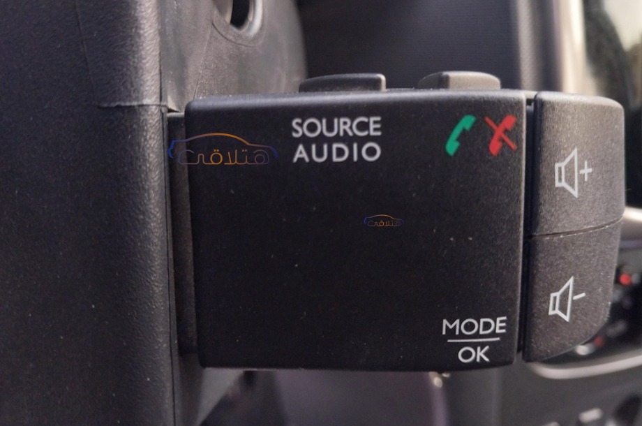 Sandero Renault فضي