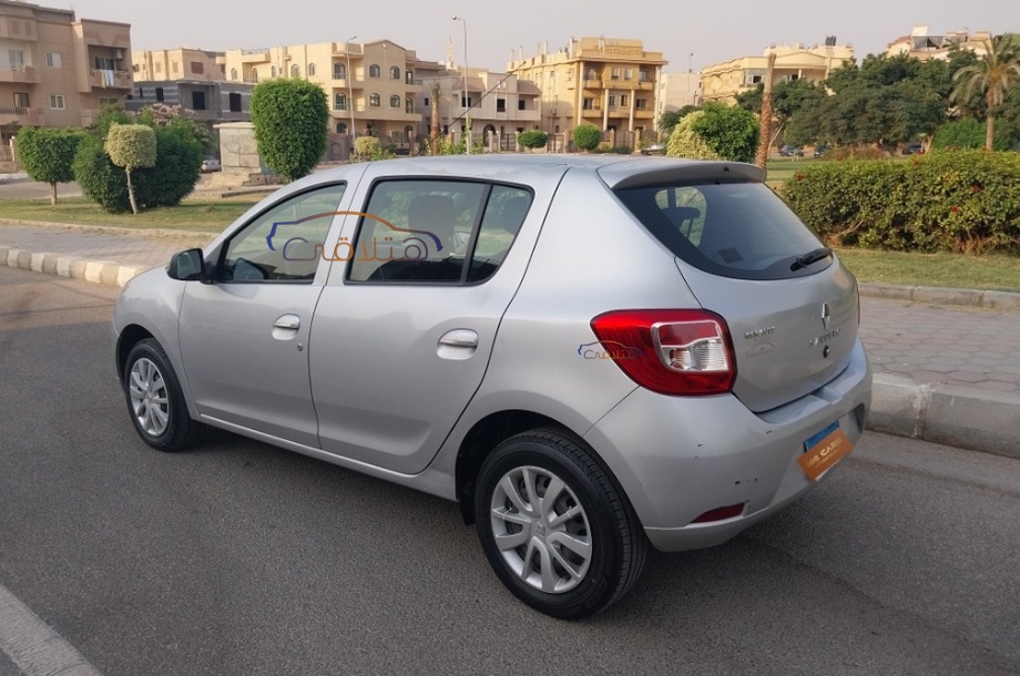 Sandero Renault فضي