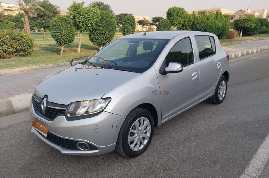 Sandero Renault فضي