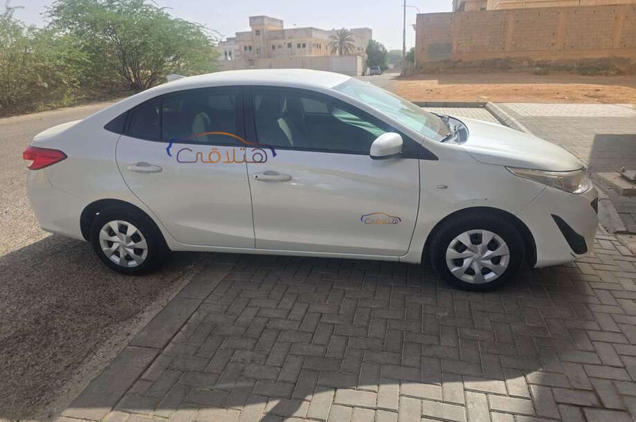 Yaris Toyota White