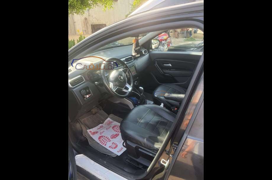 Duster Renault أسود