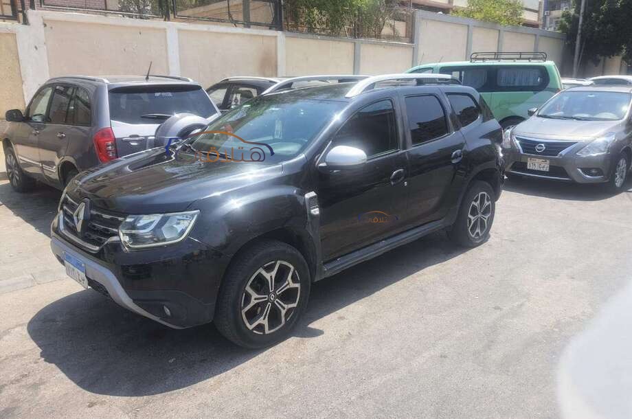 Duster Renault أسود