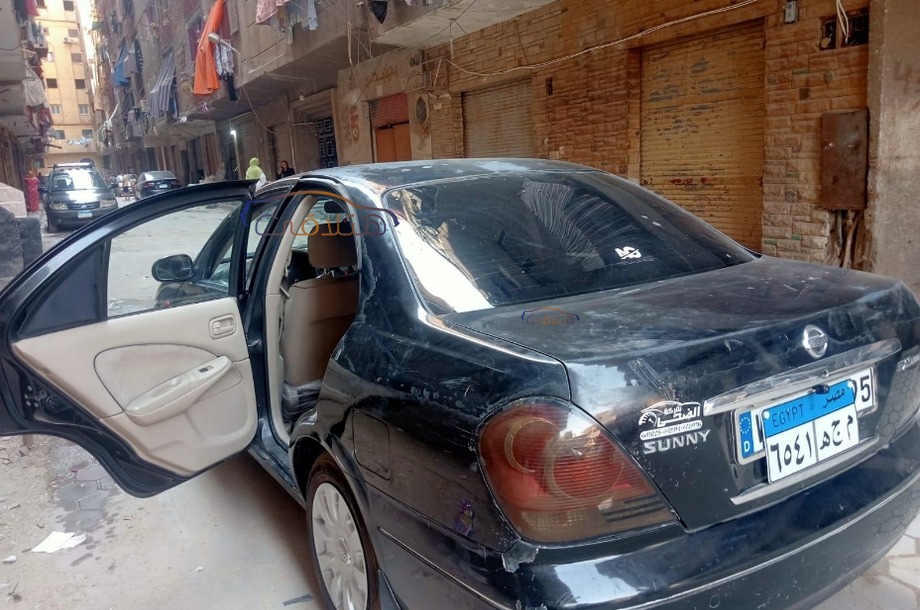 Sunny Nissan أسود