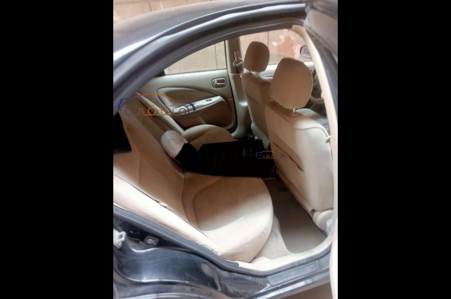 Sunny Nissan أسود