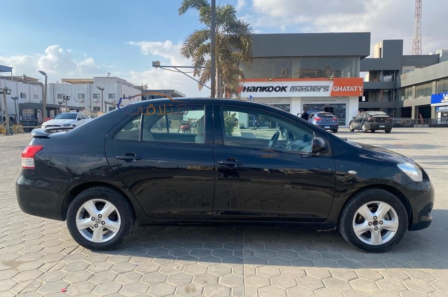 Yaris Toyota أسود