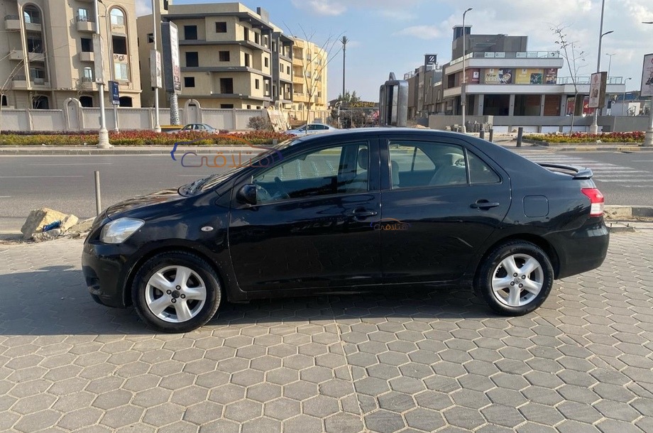 Yaris Toyota أسود