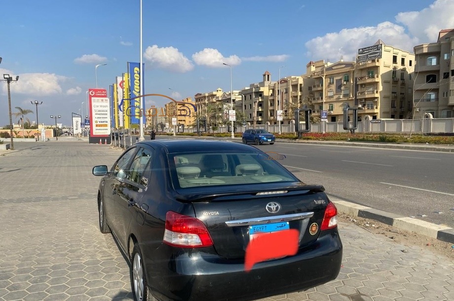 Yaris Toyota أسود