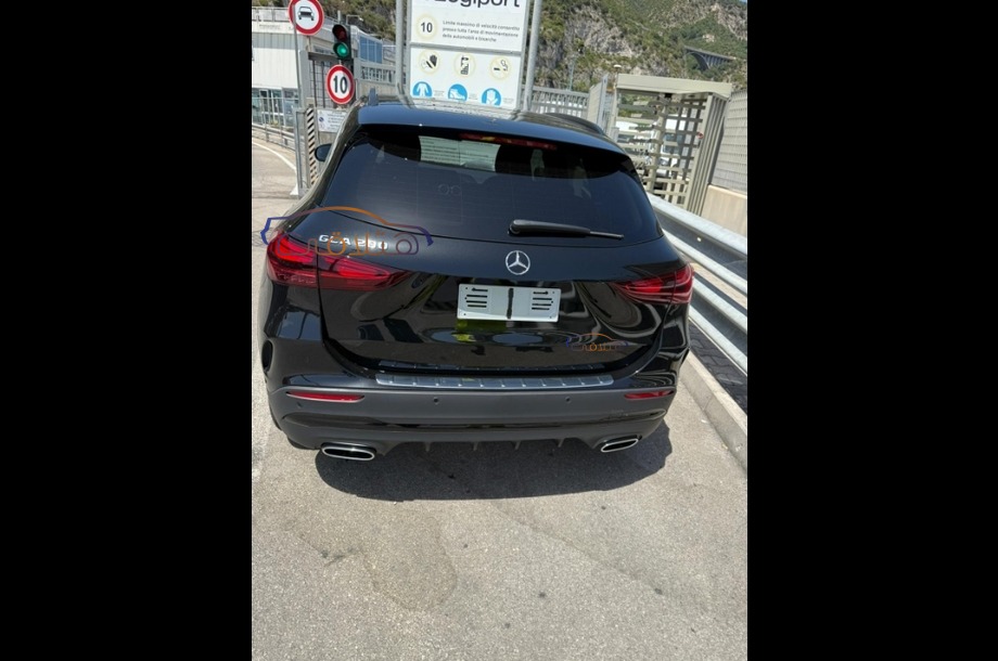 GLA 200 Mercedes Black