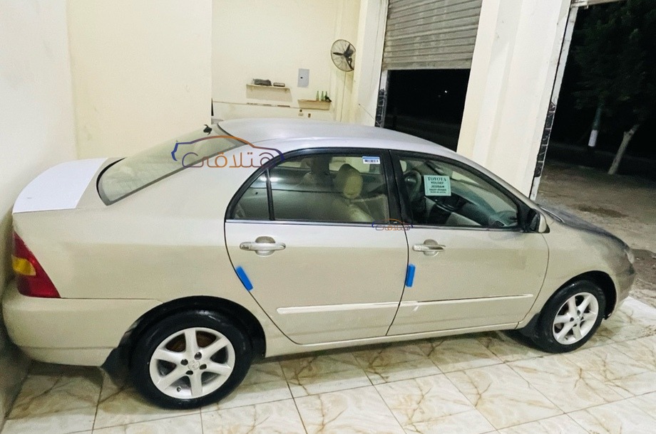 Corolla Toyota ذهبي