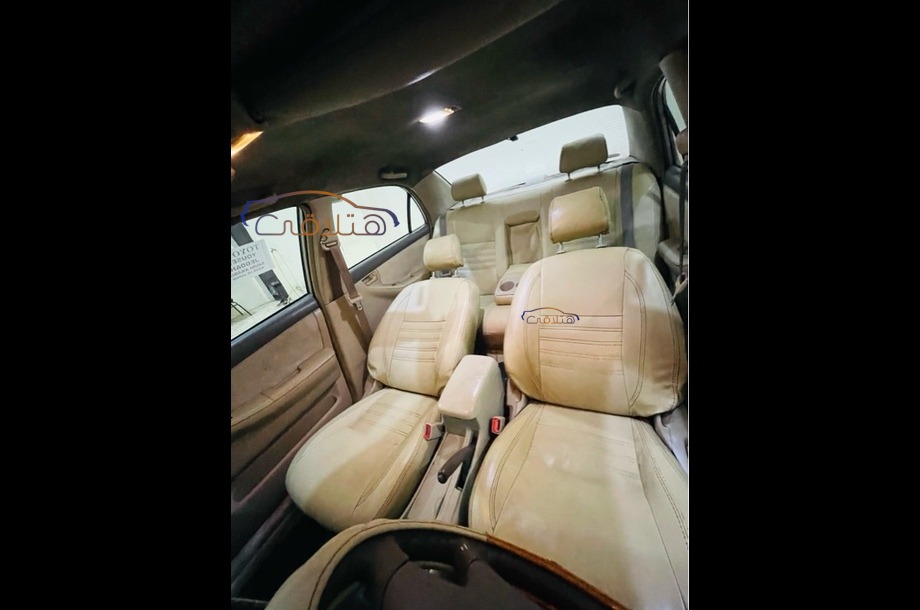 Corolla Toyota ذهبي